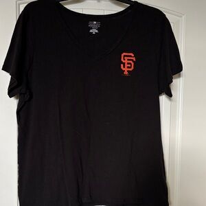 SF GIants vneck tshirt